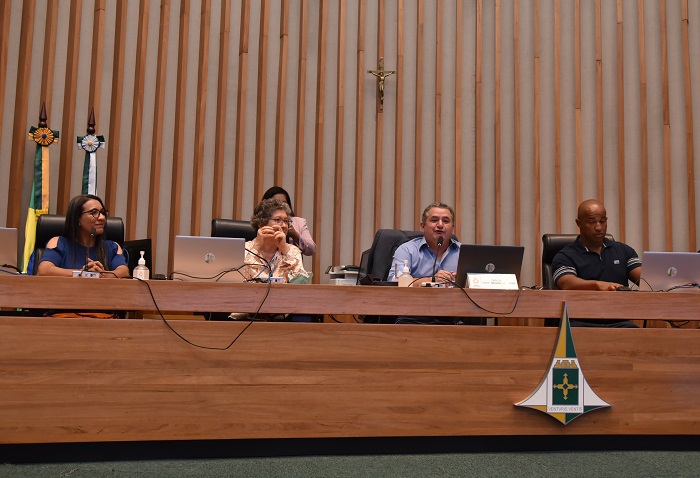 Professora da EJA Glayce Almeida, deputada Arlete Sampaio, deputado Reginaldo Veras e o diretor do Sinpro Carlos Maciel. Foto: Joelma Bonfim/Arquivo Sinpro